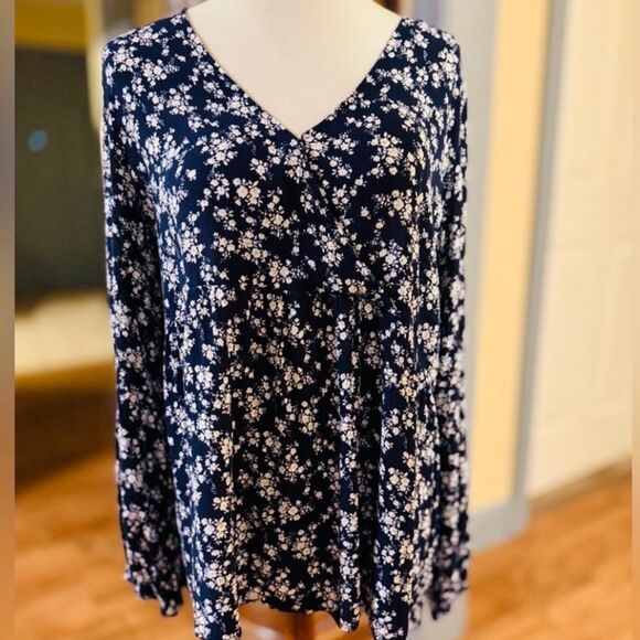 Suzanne Betro Tops - Suzanne Betro Midnight Blue and Ivory Floral Top